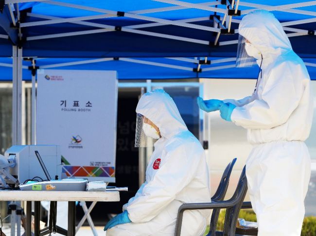 WHO prešetruje prípady vyliečených ľudí, ktorí mali znovu pozitívny test
