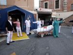 Taliansko má najnižší počet úmrtí na koronavírus za posledné tri týždne