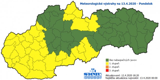 SHMÚ: Vo viacerých okresoch na Slovensku sa v pondelok vyskytne silný vietor