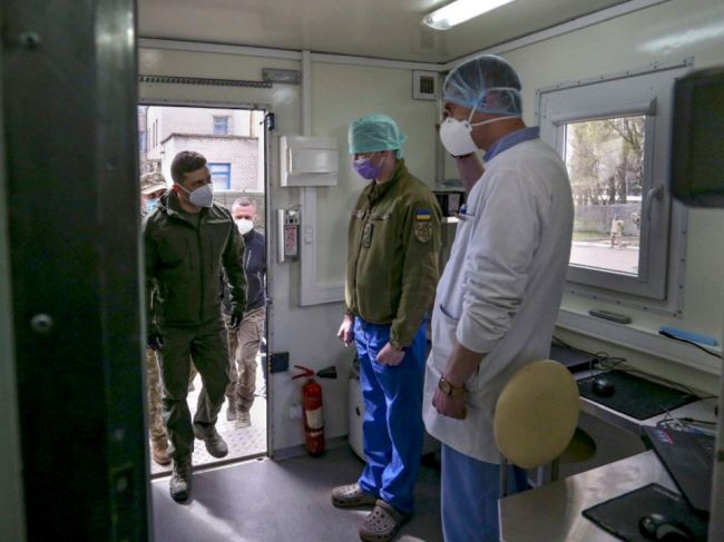 Zelenskyj sľúbil vedcom milión dolárov, ak vyvinú vakcínu proti koronavírusu