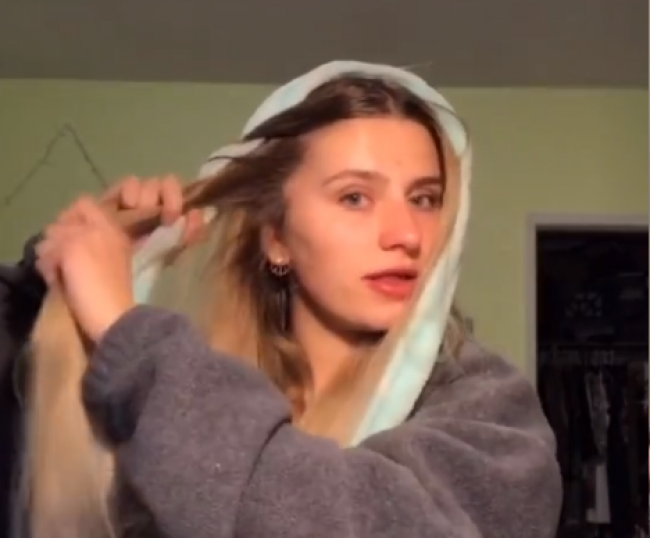 Video: Dievča si natočilo vlasy na opasok zo župana. Výsledok všetkých ohromil