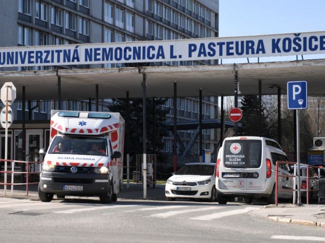 V košickej nemocnici hospitalizovali troch pacientov s novým koronavírusom