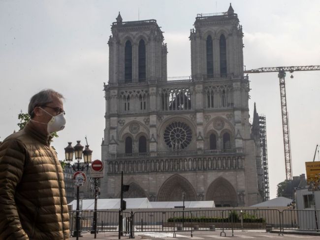 Obnovu katedrály Notre-Dame zdržiava koronavírusová pandémia