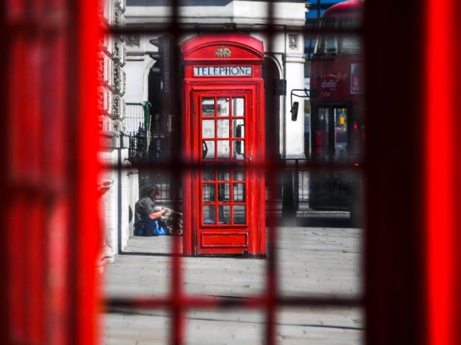 Britská vláda nezahrnula do oficiálnych štatistík tisíce obetí COVID-19