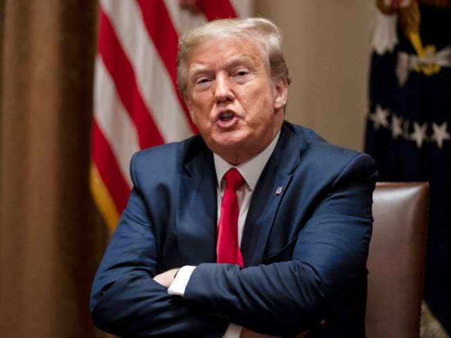 Trumpovo meno sa objaví na šekoch, ktoré majú pomôcť Američnanom zvládnuť krízu