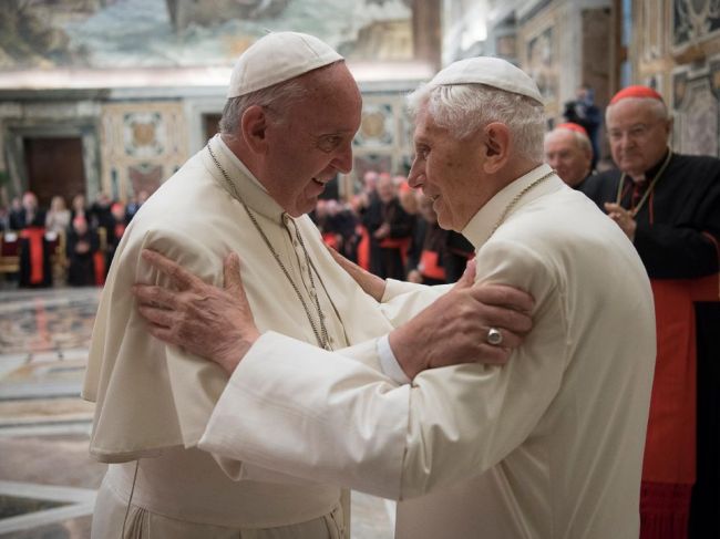 Emeritný pápež Benedikt XVI. oslávil 93. narodeniny