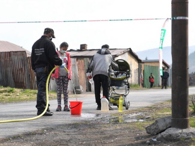 V uzavretých rómskych osadách na Spiši vyplácajú sociálne dávky