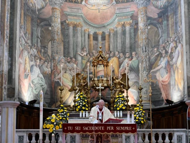 Pápež slúžil omšu v rímskom kostole, varoval pred vírusom ľahostajného egoizmu