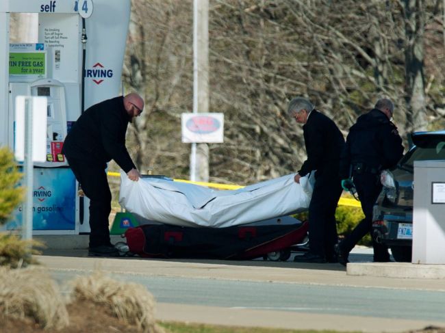 Ozbrojenec prezlečený za policajta zabil 16 ľudí