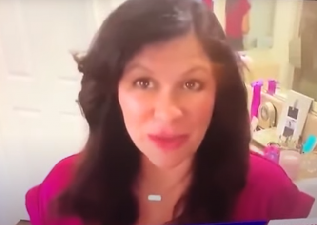 Video: Reportérka vysielala z kúpeľne, zabudla však na nahého manžela
