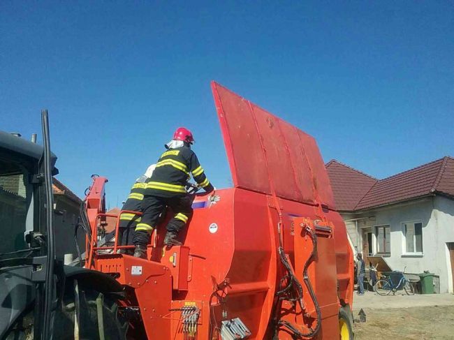 Do drtiča na drevo spadla osoba, na mieste sú záchranné zložky