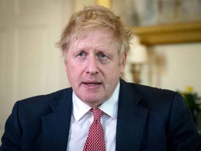 Johnson sa postupne vracia do práce a chystá sa hovoriť s Trumpom a kráľovnou