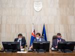 Premiér: Krízový štáb bude rokovať najmä o otváraní prevádzok