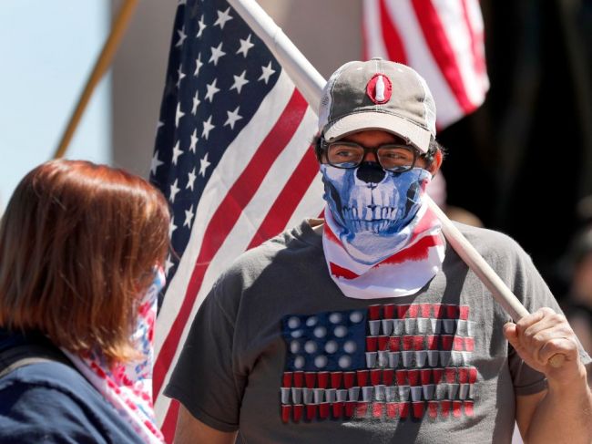 V USA evidujú takmer 45.000 úmrtí na COVID-19 a viac ako 800.000 nakazených