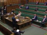 Britská vláda čelila v parlamente ostrej kritike za svoju reakciu na pandémiu
