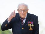 Desaťtisíce ľudí v Británii blahoželali veteránovi, ktorý zbieral peniaze pre NHS