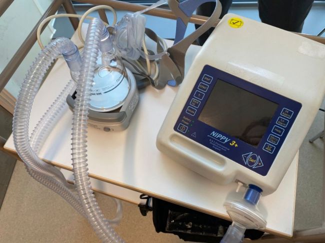 Rodina Stephena Hawkinga darovala jeho pľúcny ventilátor nemocnici v Cambridge