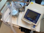 Rodina Stephena Hawkinga darovala jeho pľúcny ventilátor nemocnici v Cambridge