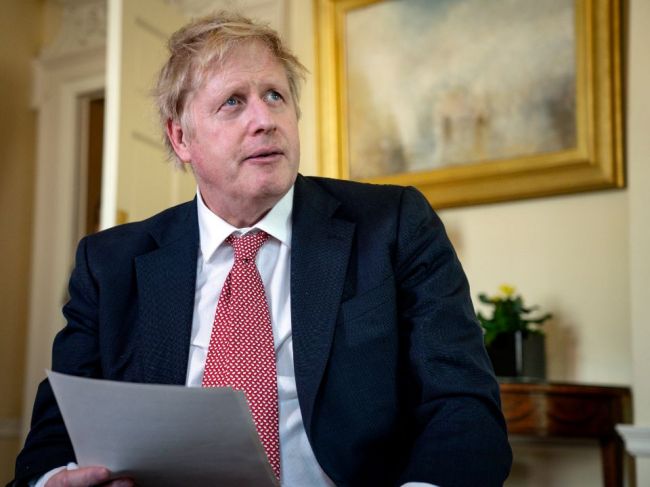 Johnson by sa podľa médií mohol v pondelok vrátiť do úradu