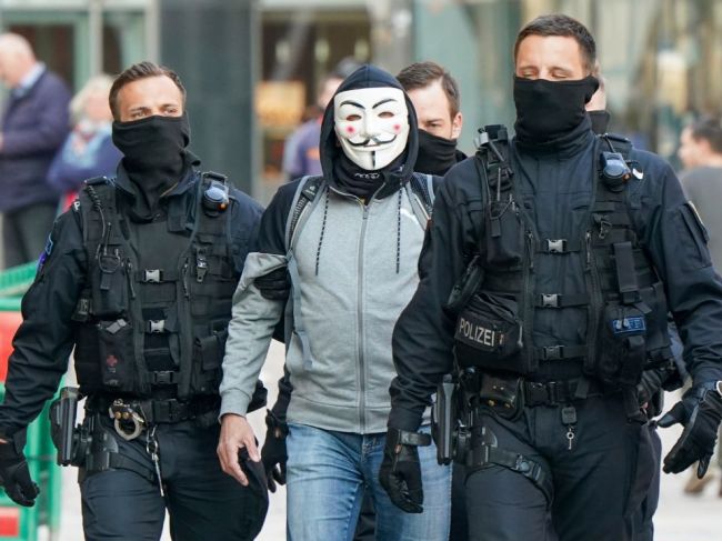 V Chemnitzi napriek zákazu protestovali skupiny pravičiarov