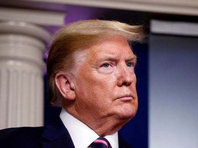Trump: Výrok o liečbe COVID-19 vpichovaním dezinfekcie bol sarkazmom