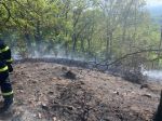 Desiatky hasičov likvidujú požiar na Zlatom vrchu