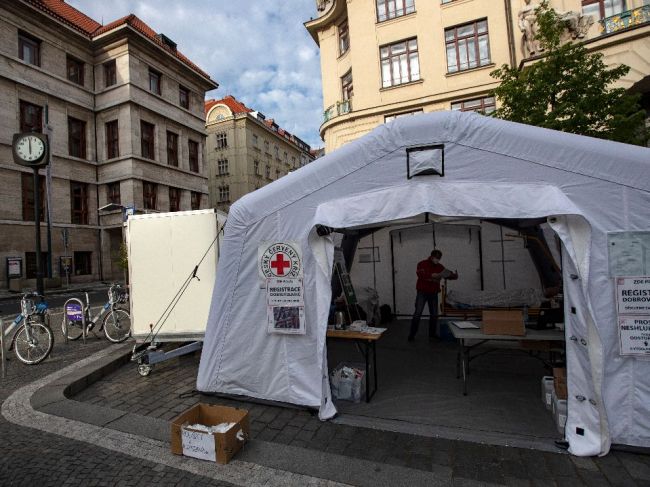 Počet nových prípadov nákazy v ČR bol štvrtý deň po sebe nižší než 100