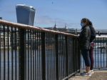 Britský epidemiológ: Uvoľnenie opatrení si môže vyžiadať ďalších 100.000 obetí