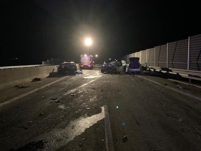 Na R1 došlo k tragickej hromadnej havárii