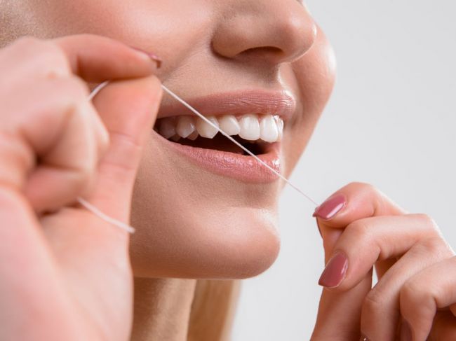 Čo vám hrozí, ak si pravidelne nečistíte zuby niťou alebo medzizubnou kefkou?