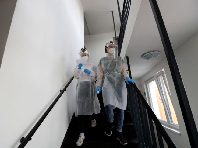 Nákaze spôsobenej koronavírusom podľahlo v Česku ďalších osem ľudí