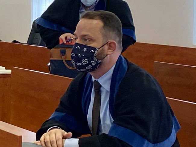 Para nezmenil svoj postoj k Threeme, upozornil na rozdielny prístup senátov