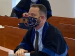 Para nezmenil svoj postoj k Threeme, upozornil na rozdielny prístup senátov