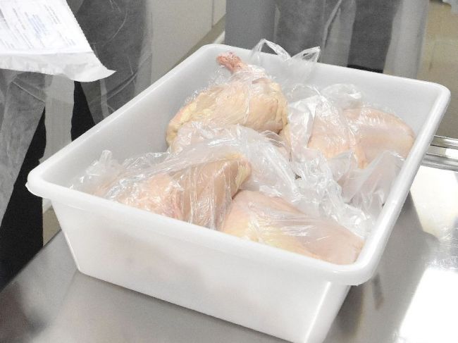 Napriek prísnym opatreniam sa do SR dováža nekvalitné poľské hydinové mäso