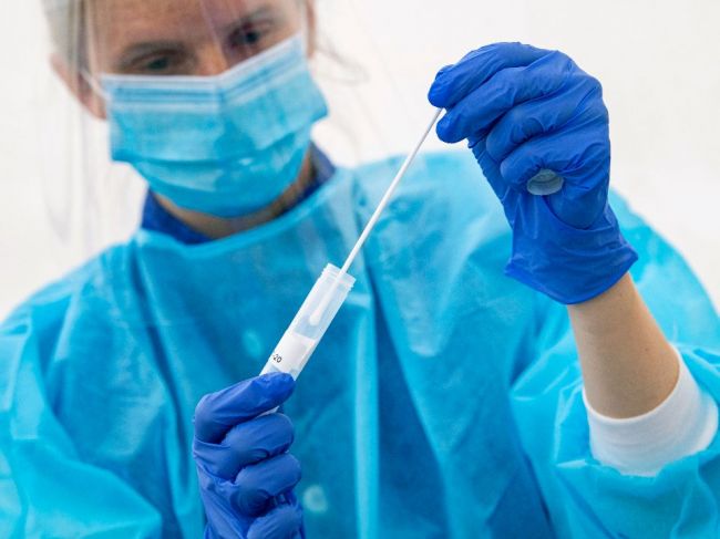 HOAX: Zaregistrovanie patentu neznamená, že aj vírus vytvoril človek