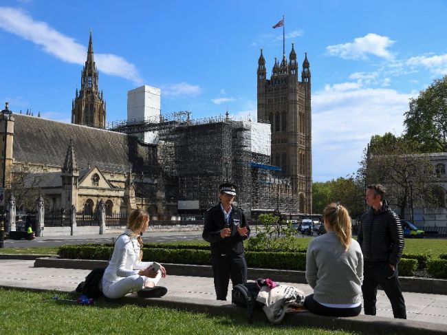 Briti majú obavy vyjsť z domu aj v prípade zrušenia obmedzení