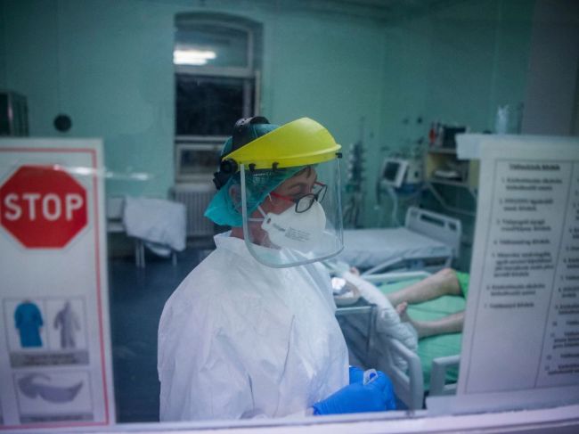 V Maďarsku sa koronavírusom nakazilo celkom 370 zdravotníkov, jeden zomrel