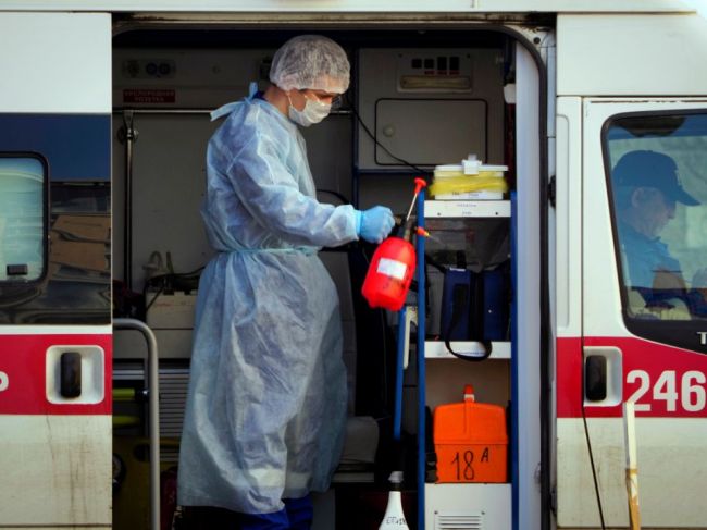 Nový koronavírus si vyžiadal na celom svete viac než štvrť milióna životov