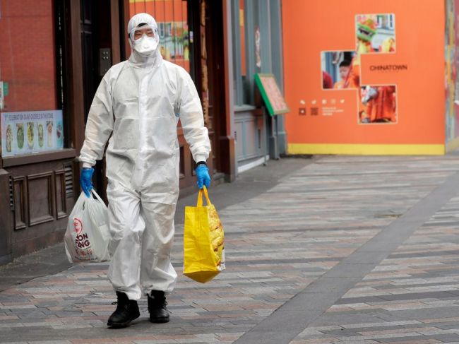 Počet obetí COVID-19 v Británii už prekonal hranicu 32.000