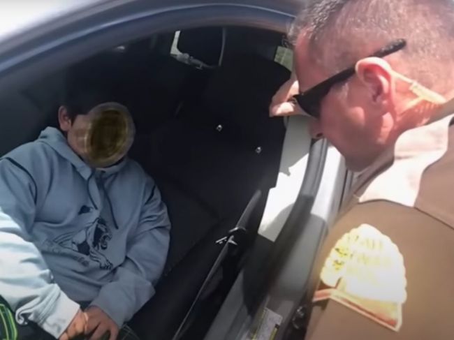 Video: Polícia na diaľnici zastavila päťročného chlapca, ktorý šoféroval auto