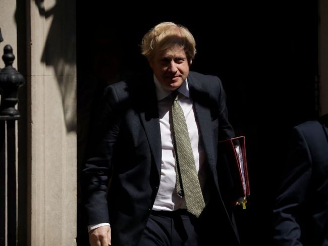 Johnson chce, aby sa časť reštrikcií v Británii uvoľnila už na budúci pondelok