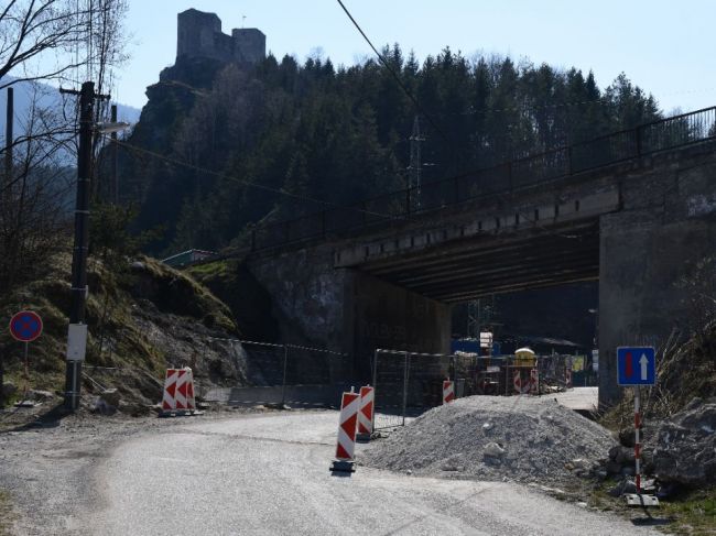 Polícia upozorňuje na uzáveru cesty v Strečne