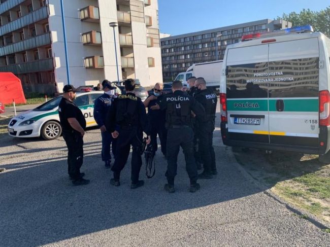 Päťdesiatka mužov sa v Gabčíkovskom karanténnnom zariadení nevedela vpratať do kože