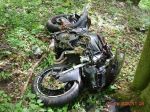 Motocyklista dostal šmyk, pri nehode zvalil telekomunikačný stĺp