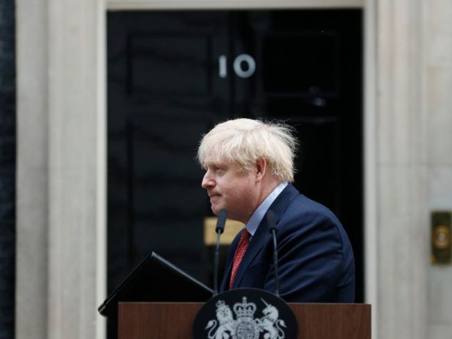 Británia oznámi karanténu pre ľudí prichádzajúcich do krajiny