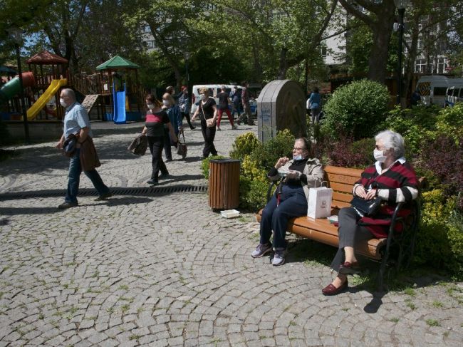 Seniori v Turecku mohli po 49 dňoch vyjsť zo svojich domovov