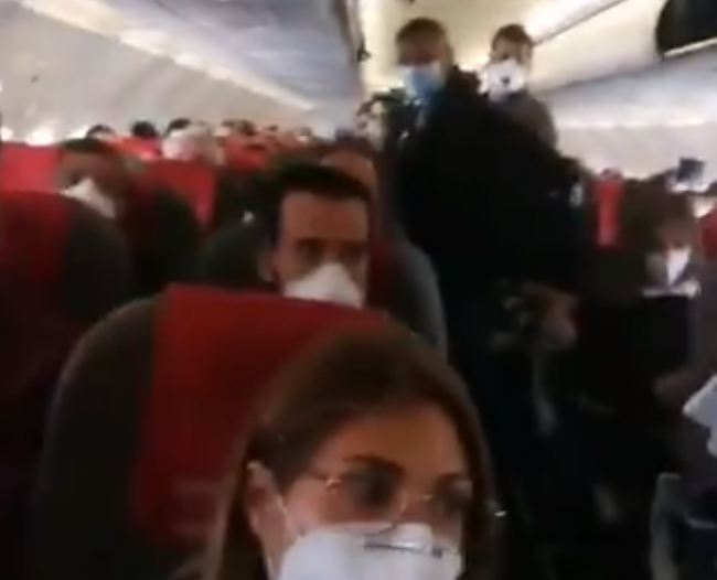 Video: Preplnené lietadlo pobúrilo verejnosť,letecká spoločnosť porušila hygienické pokyny