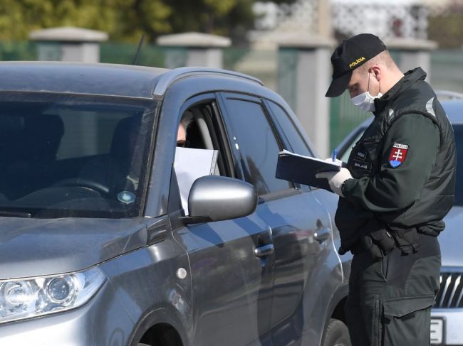 Muž v aute si odmietol nasadiť rúško, dostal mastnú pokutu