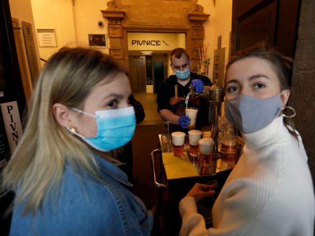 V Česku sa z nákazy koronavírusom uzdravili tri pätiny ľudí, zomrelo 288 osôb