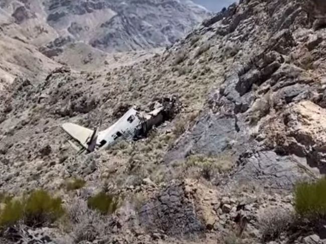Video: Muž na turistike našiel opustený vrak lietadla s tajomnou minulosťou 